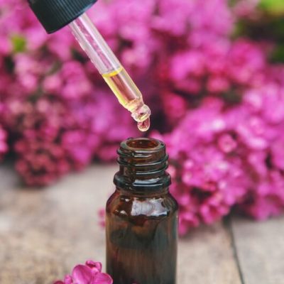imgi_13_lilac-essential-oil-small-bottle-selective-focus-nature_73944-17202